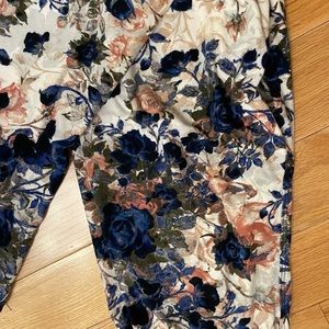Soft floral boutique leggings OS